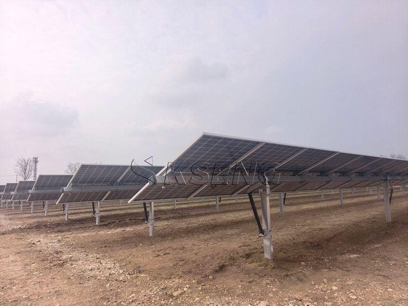 Kseng 1,2 MW 1P einachsiges Solar-Tracker-Projekt in Italien: 20 % h&ouml;here Energieausbeute f&uuml;r Solarparks im Mittelmeerraum