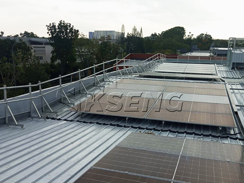 Kseng-L-Fu&szlig;montagesystem-f&uuml;r-Stehfalz-Metalldach,-Singapur-Solarprojekt