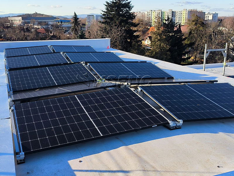 Ballastiertes Flachdach-Solarmontagesystem von Kseng wird auf Betondach in der Slowakei eingesetzt