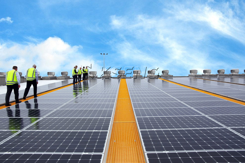 GFK-Gehweggitter in Sondergr&ouml;&szlig;e, Solar-Gehwegl&ouml;sung auf dem Dach aus Metall