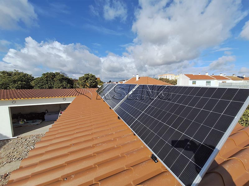 Portugal-Solarprojekt mit Ziegeldach: Kseng Black Verstellbare Neigungshalterungen f&uuml;r die PV-Installation in Wohngeb&auml;uden im Jahr 2026
