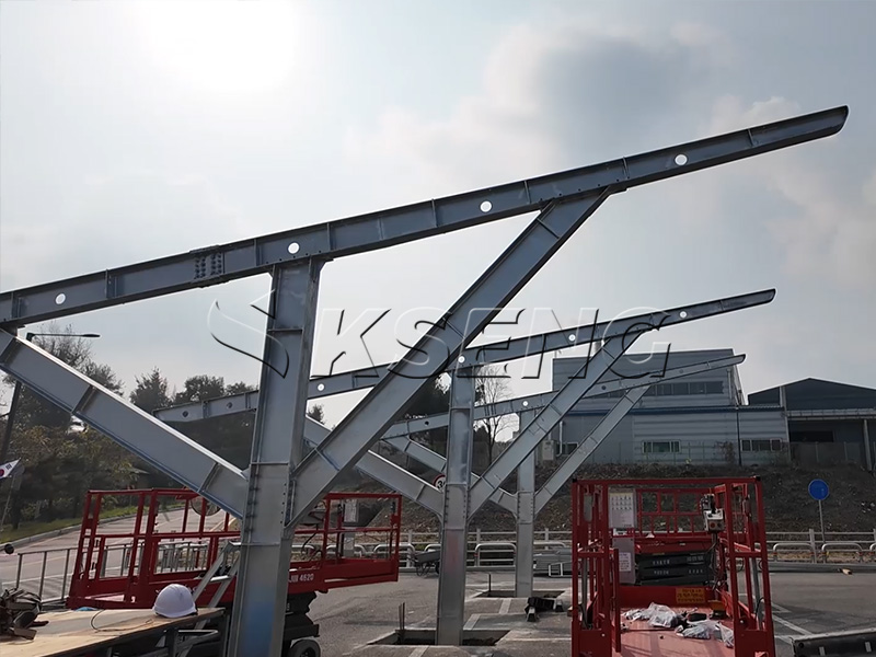 Baustelle eines 300-kW-Solar-Carport-Projekts in Gyeonggi-do, S&uuml;dkorea, Fundamentarbeiten abgeschlossen --- Kseng