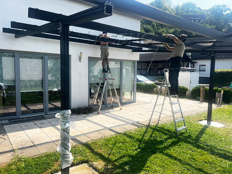 Einfach zu installierende, wandmontierte Solarpergola