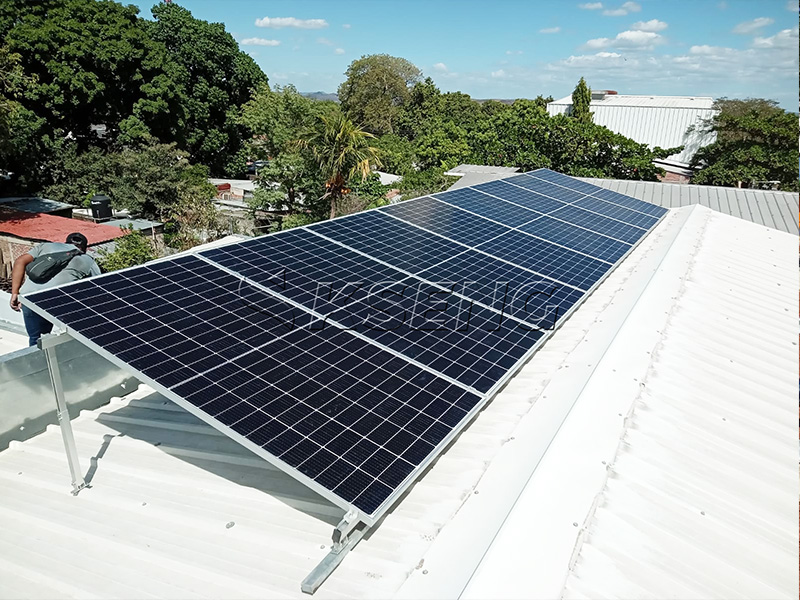 Kseng f&ouml;rdert salvadorianische Nachhaltigkeit mit verstellbaren Metalldach-Solarhalterungen