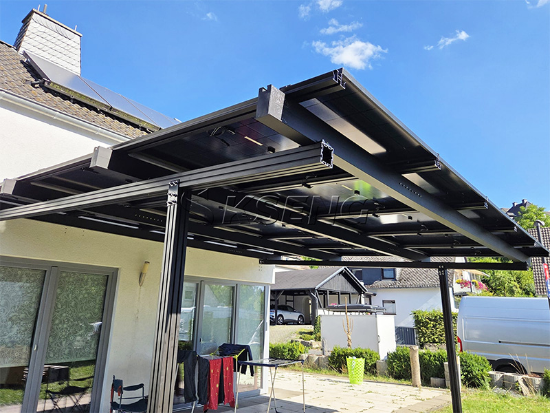 Deutscher Hausbesitzer erreicht m&uuml;helose Solarintegration mit wandmontiertem Pergolasystem aus schwarzem Aluminium