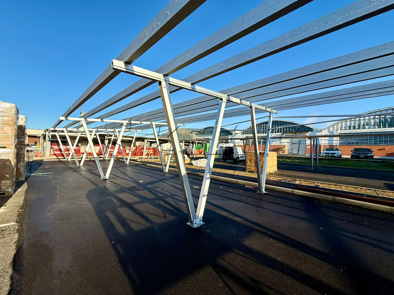 Technische Qualit&auml;t: Ksengs Premium-Aluminium-Solar-Carport versorgt italienischen Supermarkt mit Strom