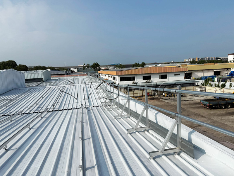 Kseng-Dachgel&auml;nder-mit-Sicherheitstor-f&uuml;r-375-kW-Solarprojekt,-verzinkter-Stahl,-nichtdurchdringbar