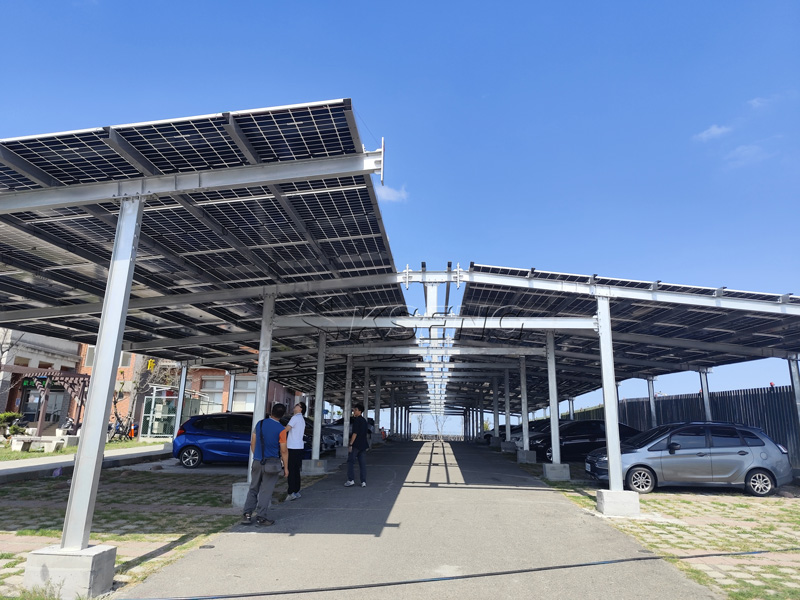 Gewerbliches Solar-Carport-System zur Beschattung von Parkpl&auml;tzen