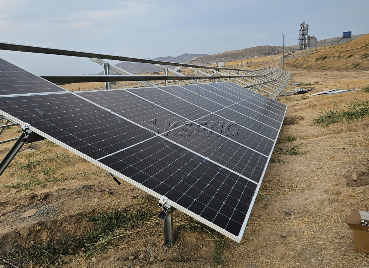 Montage des Solarmoduls auf Bodengestellen aus Zn-Al-Mg-beschichtetem Stahl
