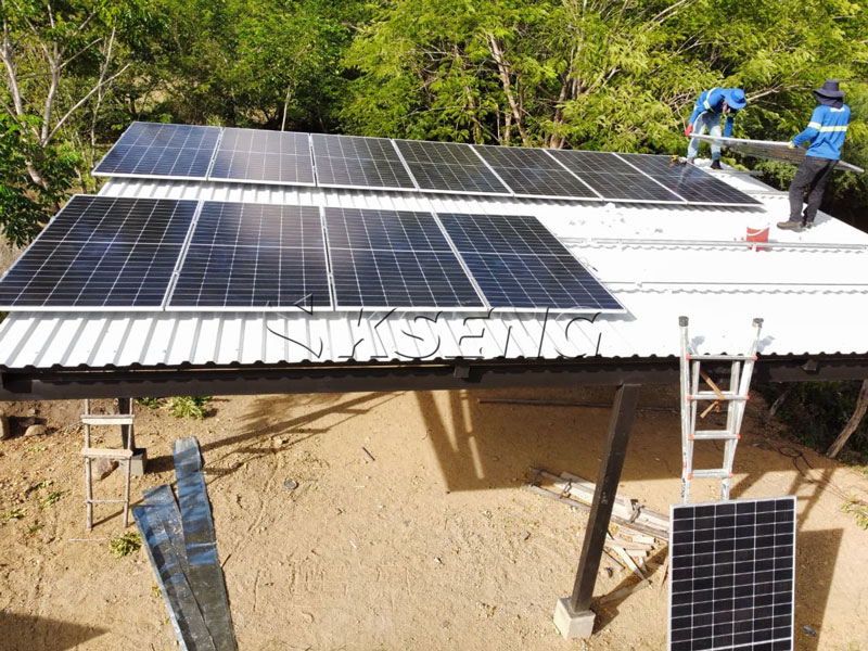 In Nicaragua installiertes Kseng-Metalldach-Solarmontagesystem mit L-F&uuml;&szlig;en und Solarschienen