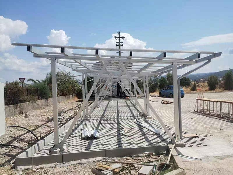 W-Typ-Aluminium-Solar-Carport-Struktur-f&uuml;r-sechs-Parkpl&auml;tze-in-Italien