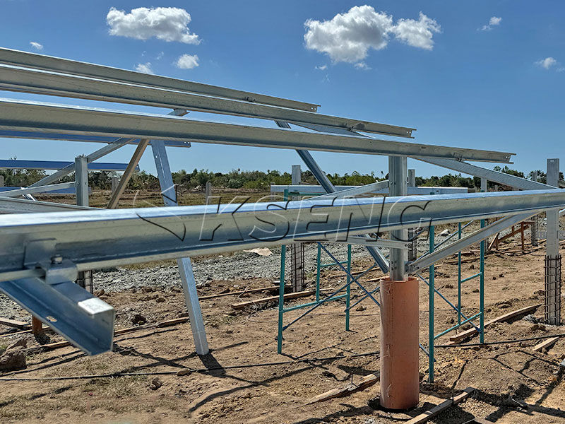 Freifl&auml;chen-Solarregalanlage aus feuerverzinktem Stahl