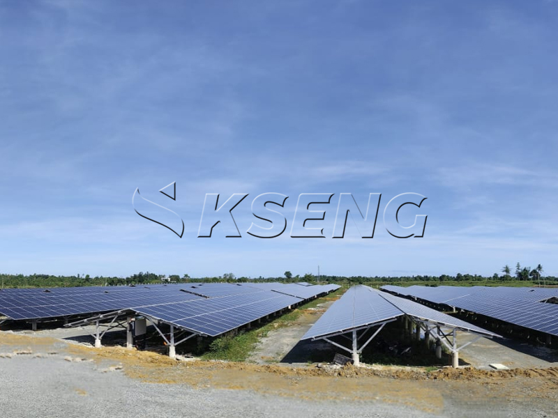 Gro&szlig;er Solarpark mit Ost-West-Photovoltaik-Montagestruktur