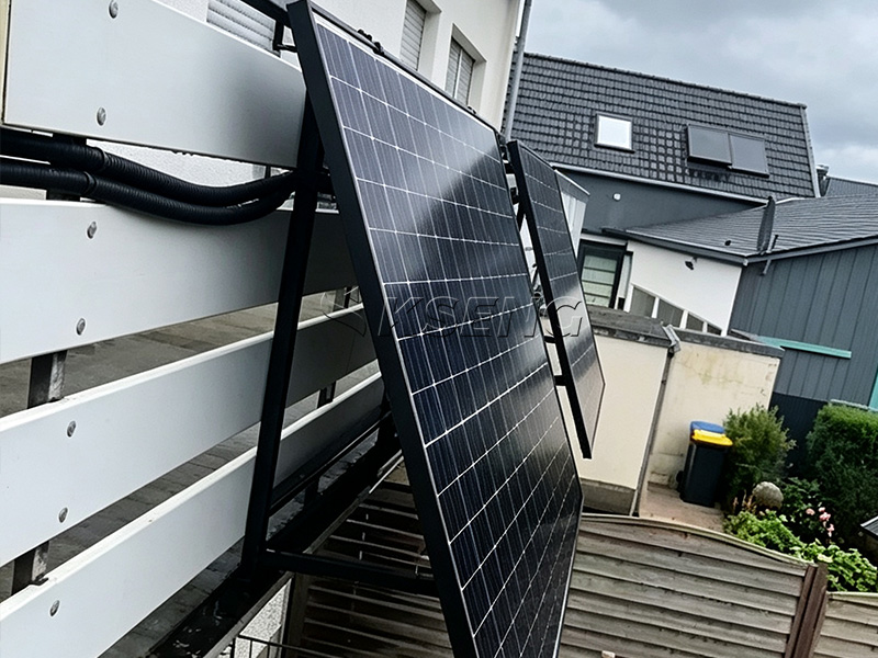 Deutsche-Wohnbalkon-Solarpanel-Installation-mit-KSENG-Universal-Easy-Solar-Bracket-Lite-am-Gel&auml;nder
