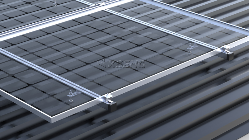 Gesamtansicht der mit Stockschraubensystem auf einem Industriemetalldach installierten Solarmodule