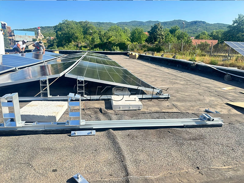 Installation des Kseng-Solar-Ballast-Montagesystems auf einem Betonflachdach in Montenegro