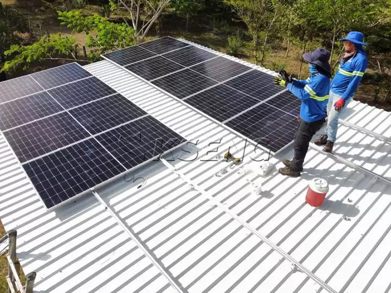 Mit dem Kseng-L-F&uuml;&szlig;e-und-Schienen-Montagesystem-installierte-Solarmodule-auf-einem-Metalldach-in-Nicaragua