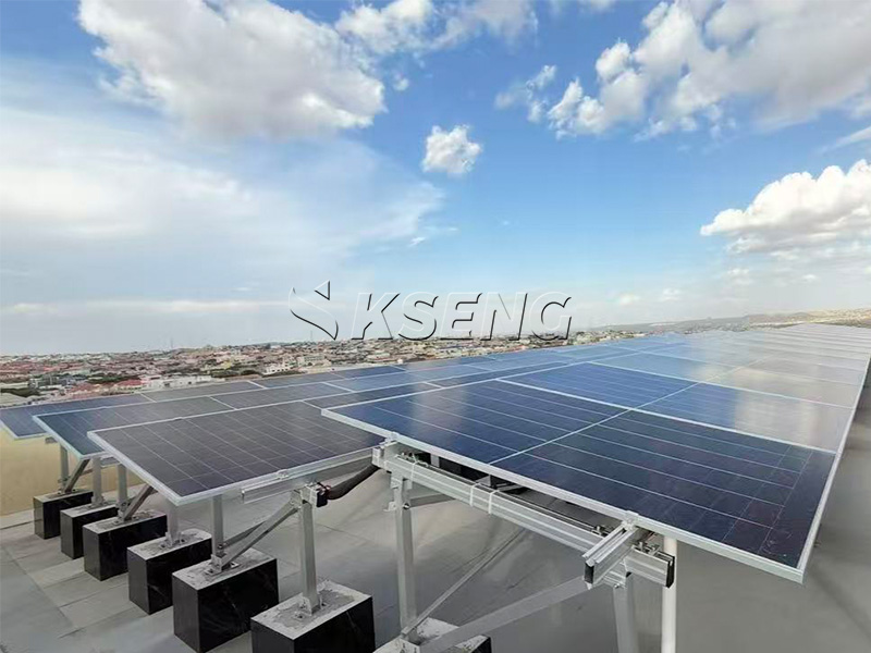 Unabh&auml;ngiges 50-kW-Flachdach-Solarmontagesystem aus Aluminium mit Betonsockel f&uuml;r ein B&uuml;rogeb&auml;ude in Somalia | Hersteller von Kseng-Solarregalen