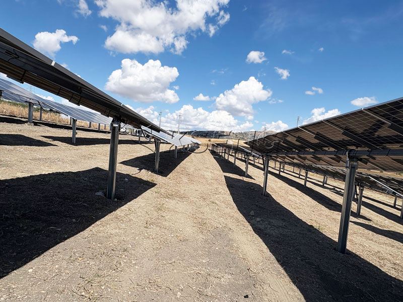 KST-1P-Solar-Tracking-System-installiert-auf-einem-7-Grad-Nord-S&uuml;d-geneigten-Standort