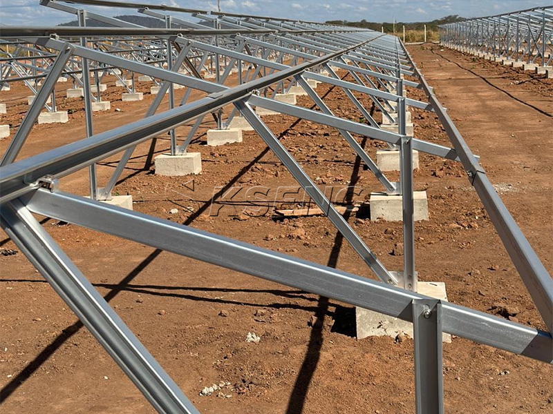 Bodenmontiertes Solarregalsystem aus mit Zn-Al-Mg beschichtetem Stahl in einem Solarpark im Versorgungsma&szlig;stab