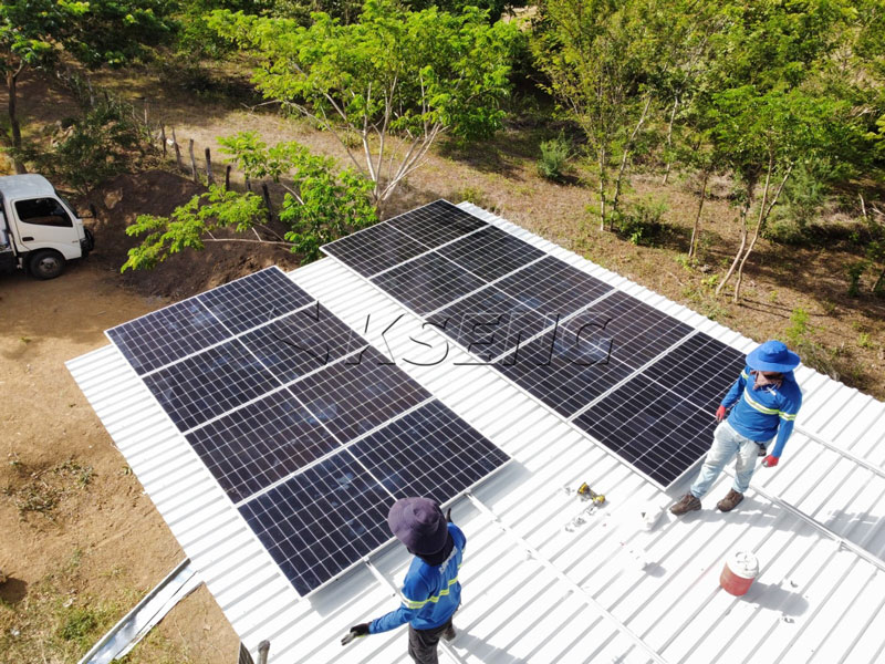 Kseng-Aluminium-Solarschienenmontagesystem-installiert-auf-einem-Metalldach-in-Nicaragua