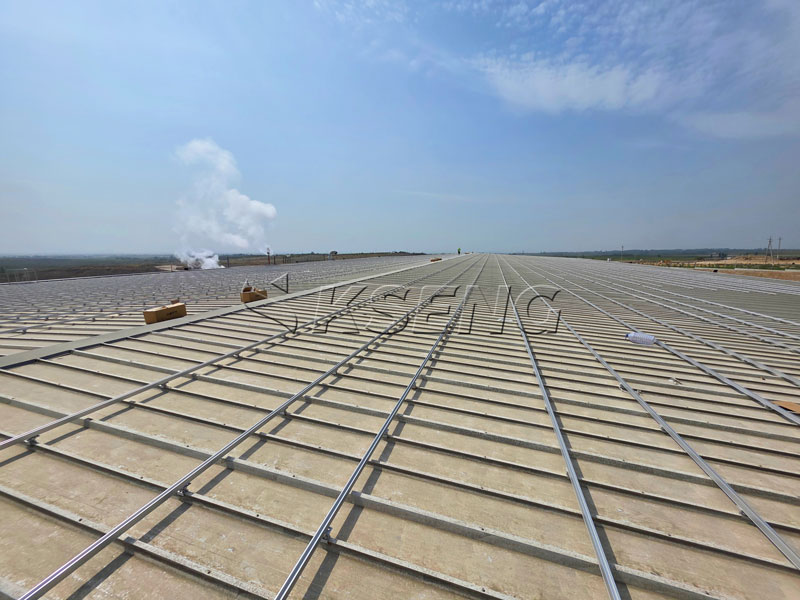 AL6005-T5-Aluminium-Solarschienen-installiert-auf-einem-Stehfalz-Metalldach-in-Usbekistan
