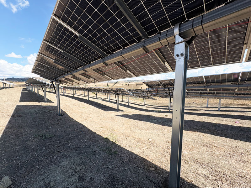 KST-1P-horizontaler-einachsiger-Solar-Tracker-Strukturmontage-in-Italien