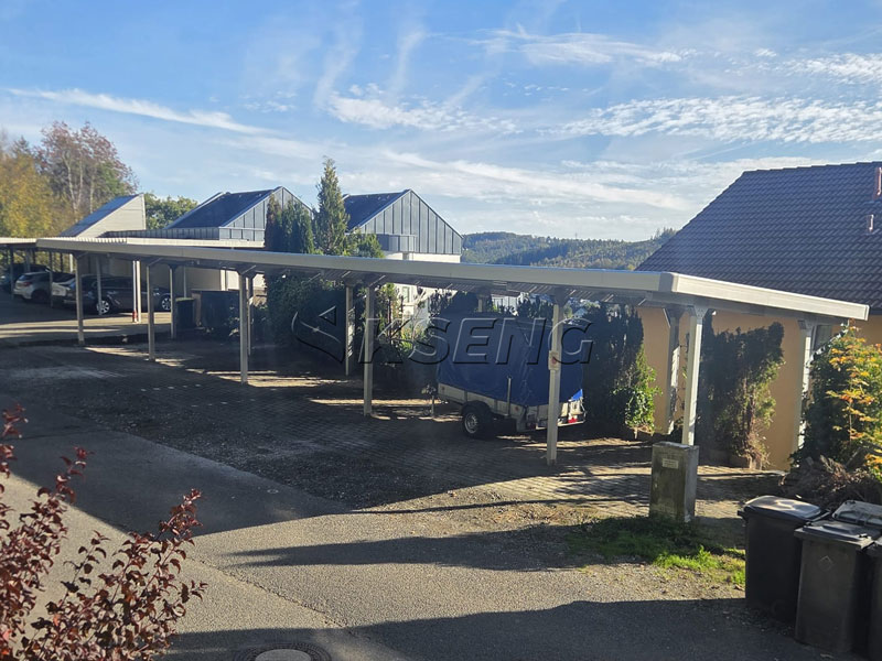 Gewerblicher Solar-Carport, der &uuml;berdachte Parkpl&auml;tze f&uuml;r eine gemeinsame Gemeinschaftseinrichtung bietet