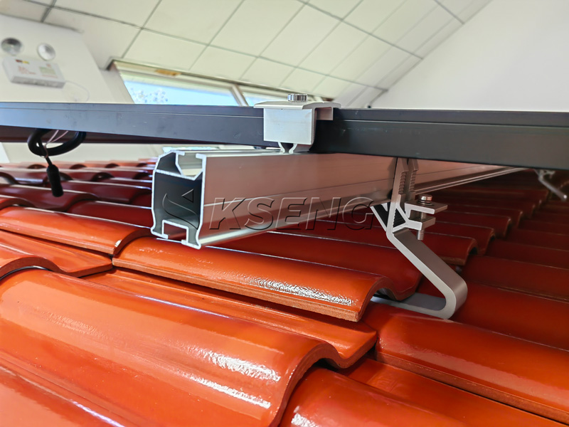 Solarpanel-Montagesystem aus Aluminiumlegierung, das auf dem Dach eines Wohngeb&auml;udes installiert wird