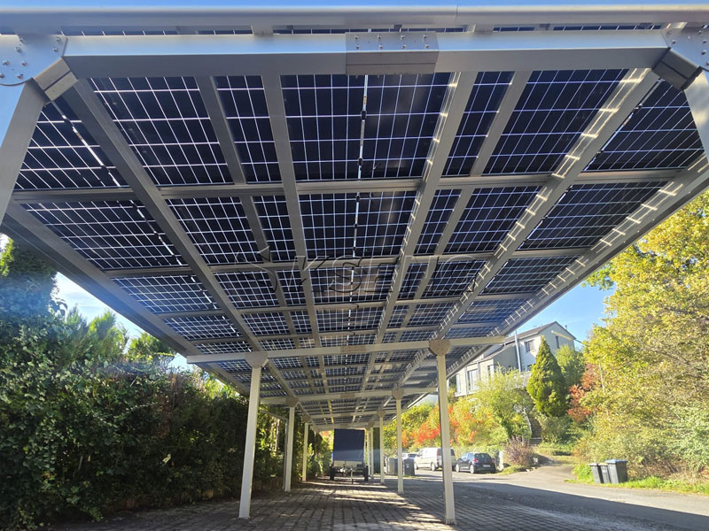 Photovoltaik-Paneele-installiert-auf-einem-gewerblichen-Solarparkplatz-&Uuml;berdachung