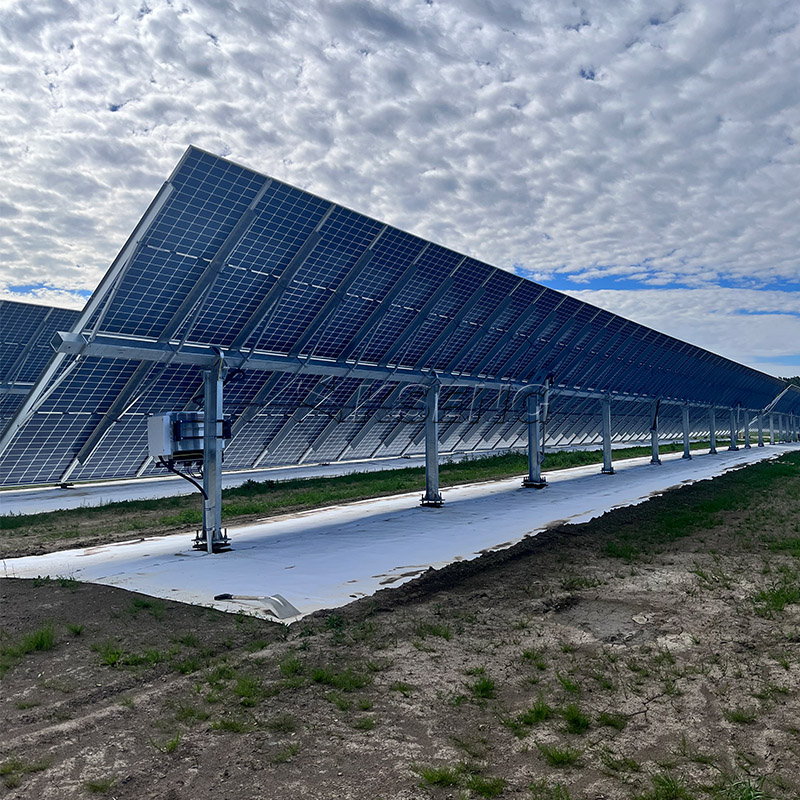 Feldinstallation eines einachsigen Solar-Tracking-Systems